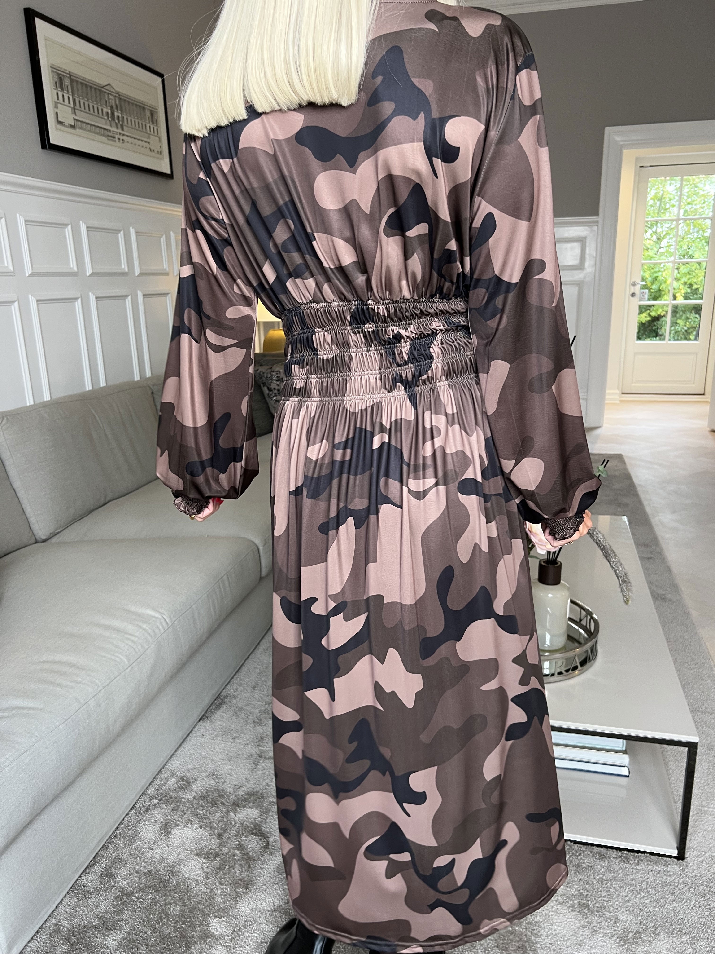 Pams Camo Midi L/S - Elastisk kjole i camouflageprint